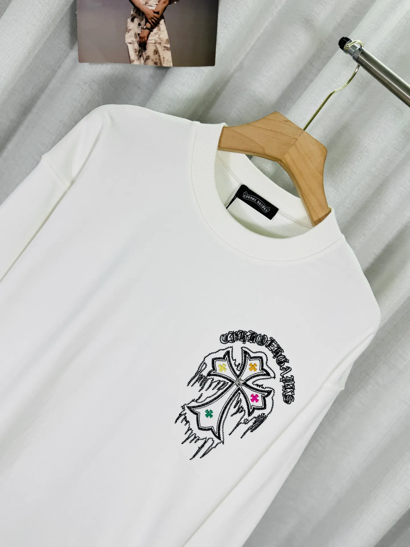 P260 top version, real shot without P, ​​different from market currency) 𝗖𝗵𝗿𝗼𝗺𝗲 𝗛𝗲𝗮𝗿𝘁𝘀/Cro Heart 2025 washed patch embroidery autumn and winter new original single counter American laser burnt 3D three-dimensional color embroidered couple casual sweatshirt 👑The highest version! Customized fabric 430g tripe terry fabric! American acid-washed and distressed original fabric laser burnt ✟appliqué embroidery and exquisite embroidery of letters! The best-selling model in the counter, very comfortable to wear. Accessories: original molded and authenticated collar label➕100% silk wash label. Genuine purchase-grade original hangtag➕matching hanging rope➕3D hanging beads➕original packaging bag. Craftsmanship: The original version has consistent wiring! The highest version of the armhole matching technique! Color: White Black Size: S M L XL Style Number: 25-355